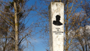 Zdewastowany pomnik sowieckiego generała. Rosjanie odwołali przyjazd